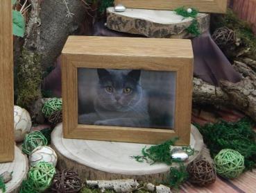 Preview: Tierurne für den Innenbereich, Bilderrahmenurne aus Holz, Eiche, Volumen ca. 0,70 Ltr.