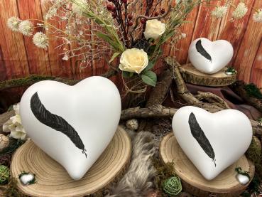 Tierurnen für den Innenbereich - Herzen in Weiß mit schwarzer Feder - Gruppenbild (G1-G3)