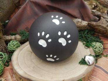 Vier Pfoten in Weiß ausgemalt