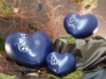 Tierurnen für den Innenbereich - Herzen, Kobaltblau, Ornament in Weiß - Gruppenbild (G1-G3)