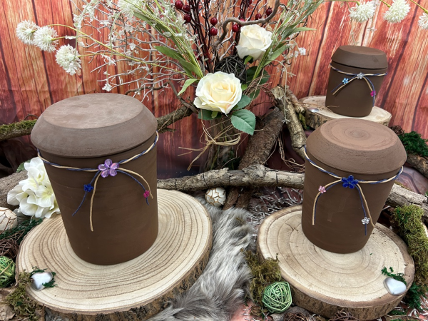 Tierurnen für die Erdbestattung - Braun - Volumen ca. 1,00 Ltr. (auf Abbildung vorne rechts)