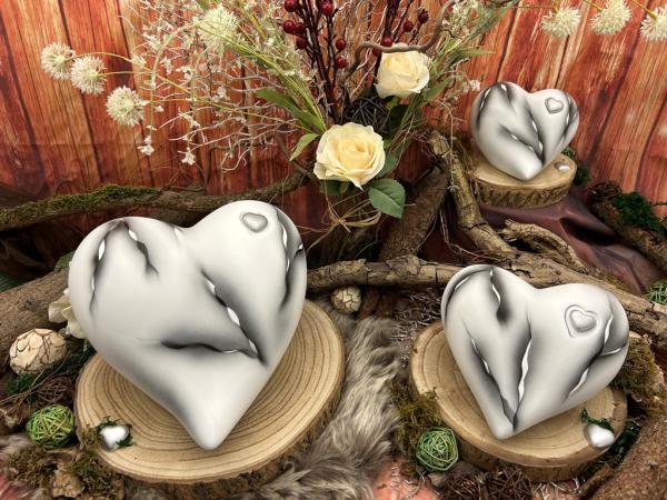 Tierurnen für den Innenbereich - Herz mit Dekoherz, Weiß, Anthrazit marmoriert - Gruppenbild (G1-G3)