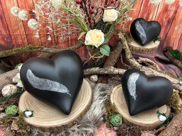 Tierurnen für den Innenbereich - Herzen in Schwarz mit silberf. Feder - Gruppenbild (G1-G3)