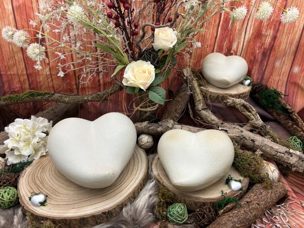 Tierurnen für den Außenbereich - Herzen, Creme - Gruppenbild