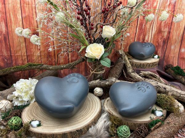 Tierurnen für den Außenbereich, Herz, Blau mit Pfote - Gruppenbild