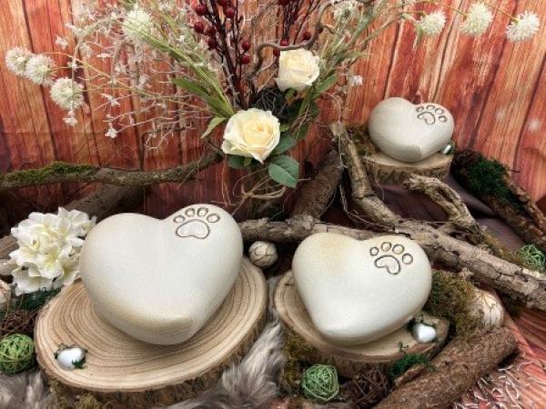 Tierurne Außenbereich - Herzform mit Pfote, Creme, Volumen: ca. 3,00 Ltr.