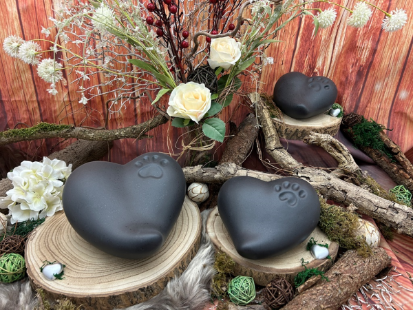 Tierurnen für den Außenbereich - Herz mit Pfote  - Grau-Schwarz - Gruppenbild (G1-G4)