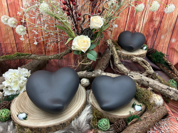 Tierurnen für den Außenbereich - Herzen, Grau-Schwarz - Gruppenbild